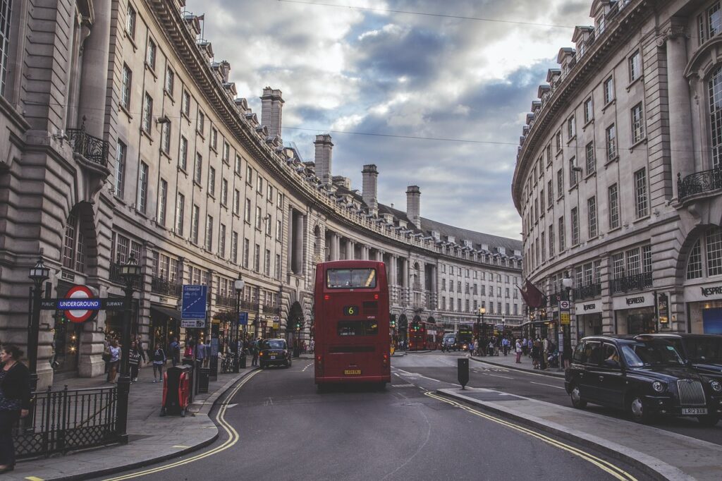 Imagen de una calle de Londres con el típico autobús rojo de dos plantas.